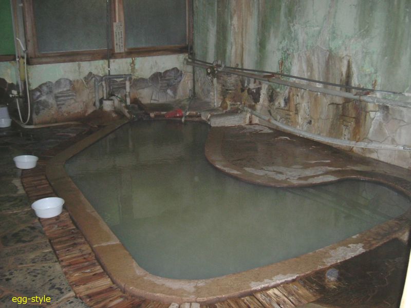 鳴子温泉のひなびた旅館の湯