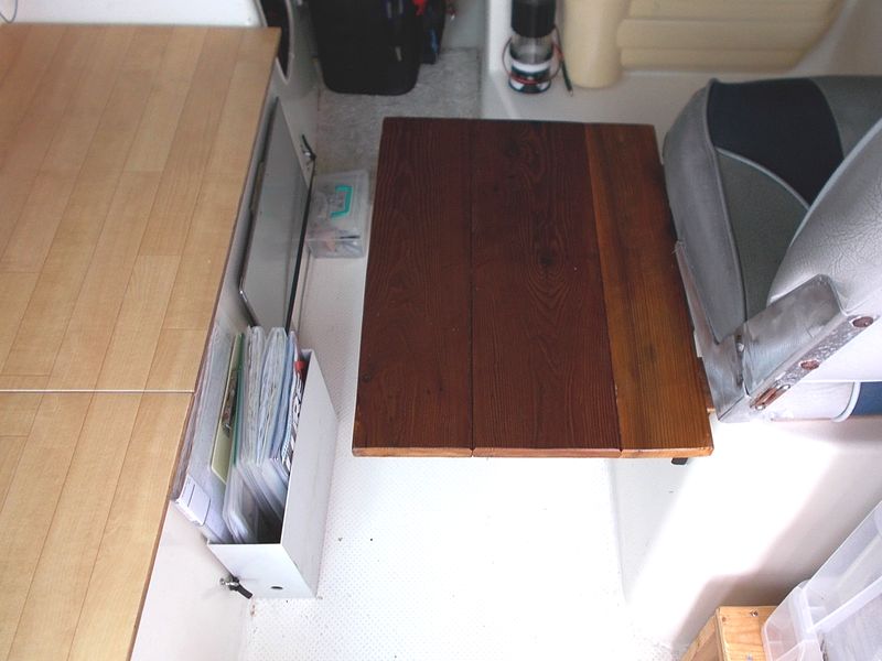 ボートのテーブル作成やベンチシートなどの木工メンテ