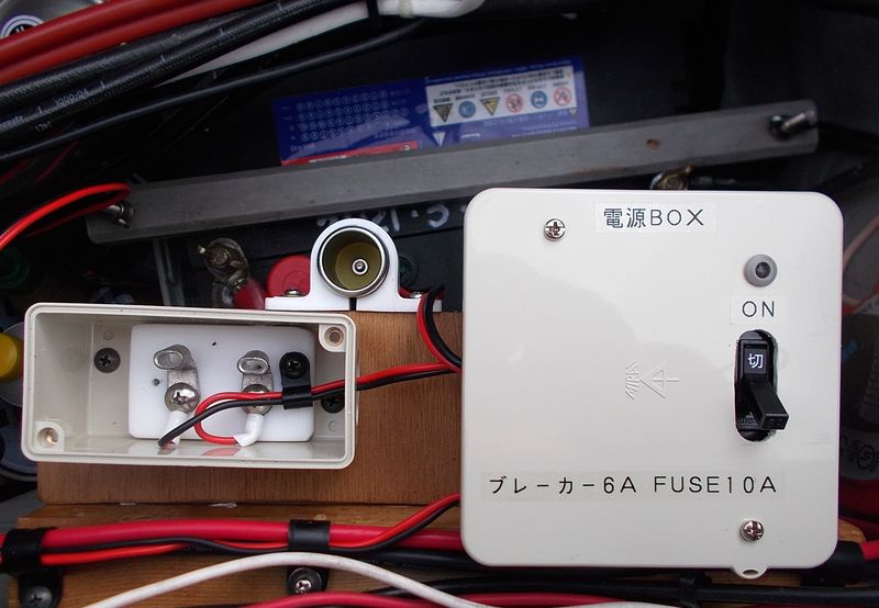 左BOXのふたを開ければ、電源端子が現れる
