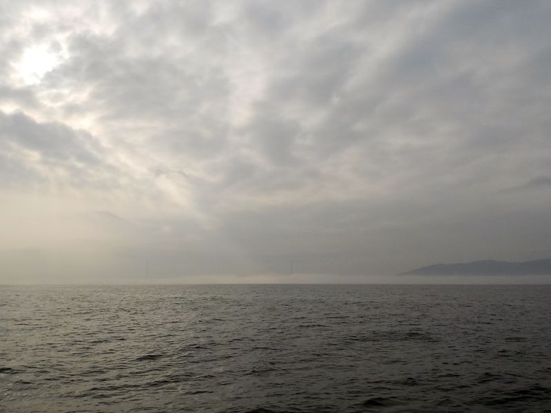 明石海峡から淡路方向に霧の塊　ここ高倉瀬まですぐに流れてきた