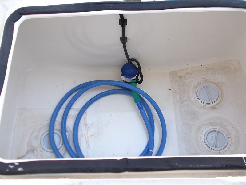 海水ポンプをイケス内に設置 これは便利 常時かけ流しできる