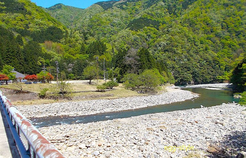 駐車場からそのまま河原に出れる 上流は浅場の瀬
