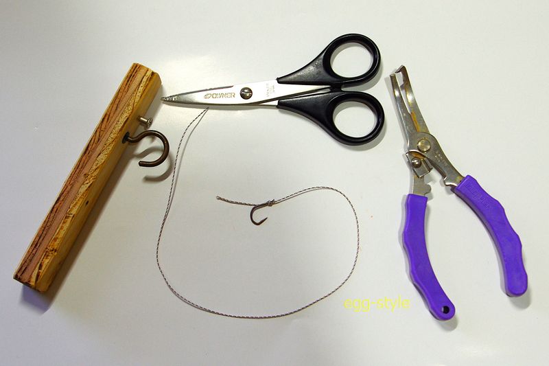 内掛け結びを多用しています。ヒートンの締め具は便利