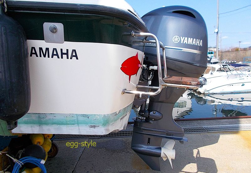 若干艇体のバウ側を上げて、斜めにすると水の有無ははっきりする