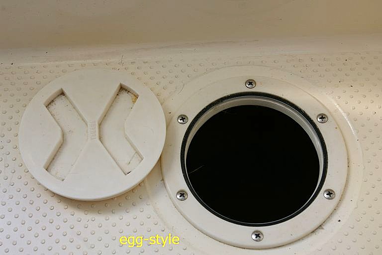 キャビンやデッキのスカッパーを開ければ点検はすぐできる